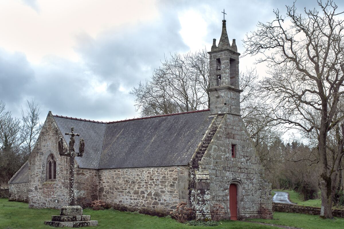 Allem Witterungsunbill zum Trotz, alte Dorfkirche in Cleden-Cap-Sizun, Bretagne