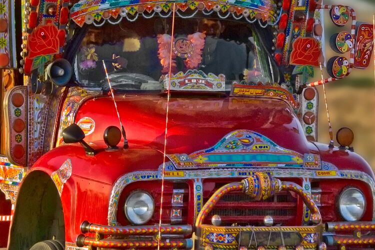 Der gamze Stolz des Fahrers; so sollte ein pakistanischer LKW aussehen!